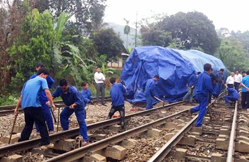 Tàu hàng trật bánh ở Lào Cai