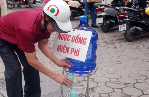 Cốc nước - tình người