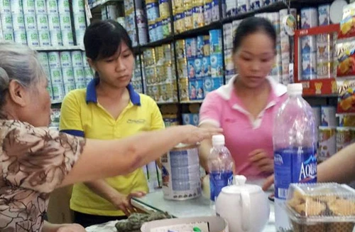 Kiểm tra nguyên liệu sữa nhập khẩu nhiễm khuẩn