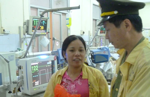 Thăm Phó Công an xã bị thương khi làm nhiệm vụ