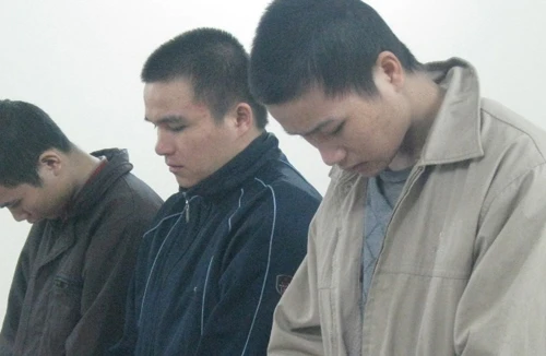  “Ăn” phụ tùng ô tô của công ty 