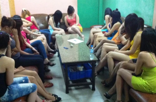 Tụ điểm ăn chơi biến tướng, nữ tiếp viên thoát y trên bàn