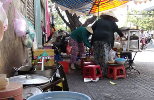 Người bán hàng ăn đường phố phải đi... “học”