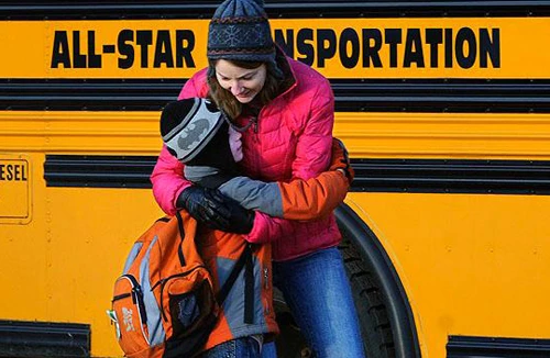 Sau thảm sát, học sinh Sandy Hook lại đến trường 