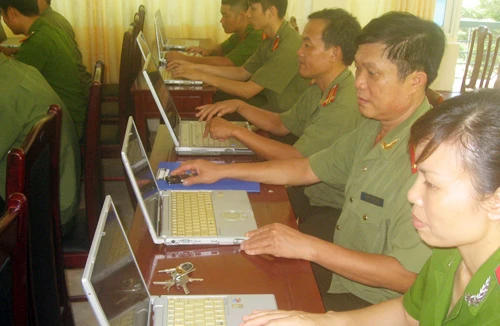 Phổ cập tin học đến chỉ huy Công an huyện