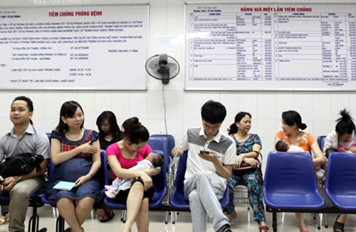 Buộc thôi việc cán bộ tiêm chủng ăn bớt vaccine