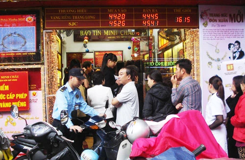 Chen nhau mua vàng lấy may