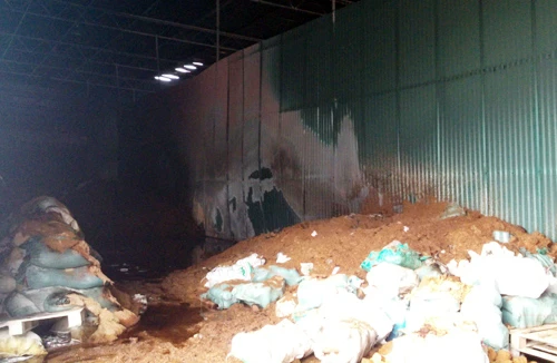 Chữa cháy kho hàng, 20 cảnh sát ngộ độc thuốc trừ sâu