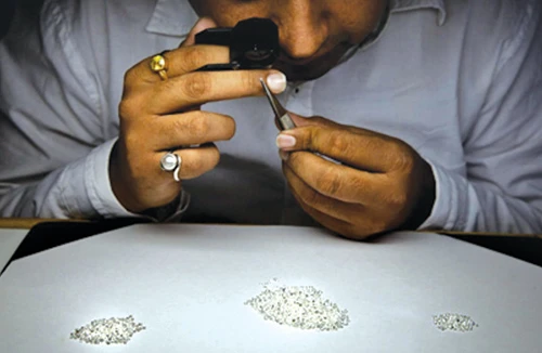 Hậu trường xứ xở chế tạo, buôn bán kim cương