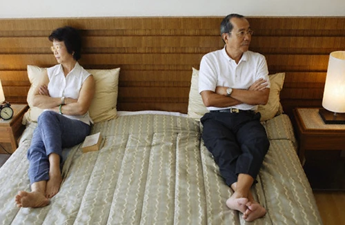 Trói người, buộc mình