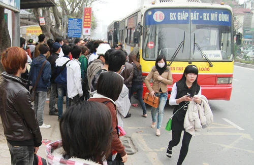 Thu phí bảo trì đường bộ với xe buýt: Bốc túi nọ bỏ túi kia