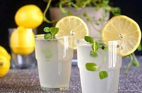 Vì sao nên uống nước chanh ấm mỗi sáng?