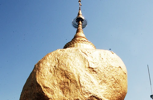 Tảng đá vàng chênh vênh huyền bí