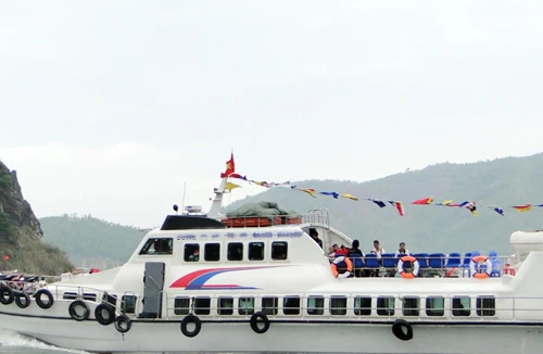 Tàu cao tốc cánh ngầm chở khách: Lúng túng quản lý