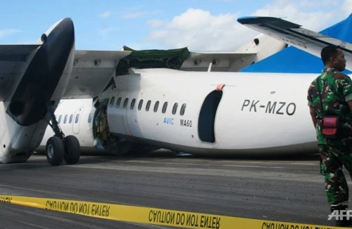 Máy bay do Trung Quốc sản xuất gãy đôi khi hạ cánh 