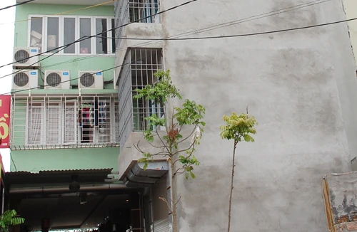 Mượn cớ ban công xây 6 tầng không phép