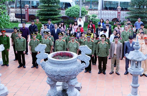 Dâng hương tưởng niệm đồng chí Nguyễn Đức Cảnh