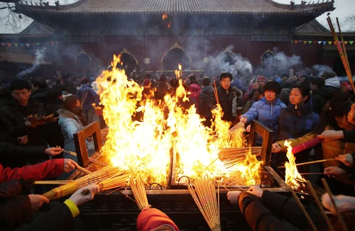 Đốt đồ mã rằm tháng giêng: Tiền thật hóa thành... tro