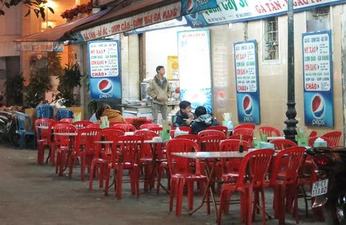 Phố Ẩm thực Hà Nội: 11 năm “cầm cự”