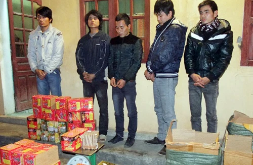 Bắt 5 đối tượng “buôn” pháo hoa