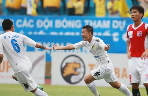 Trọng tài lại bị “thổi còi”