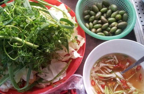 Lên Tây Bắc ăn nhót xanh cuốn bắp cải