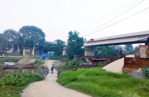 Chuyện lạ: Cầu dài chưa đến 200m xây 5 năm chưa xong