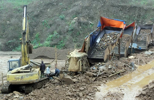 Xót xa “chảy máu” khoáng sản