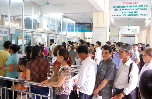 Bệnh viện cố giữ người bệnh nhẹ, ai “xử”?