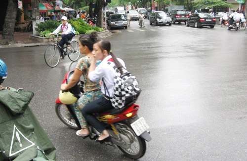 Con không đội mũ bảo hiểm, cha mẹ bị phạt