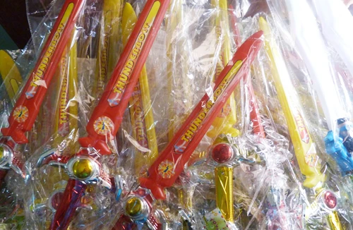 Buôn đồ chơi bạo lực 