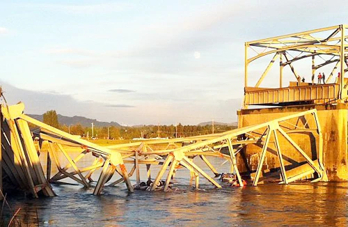 Mỹ: Cầu 4 làn đường bất ngờ sập