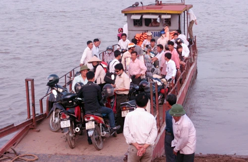 Đi đò, “đạp vịt” phải mặc áo phao: Quy định có cũng như không