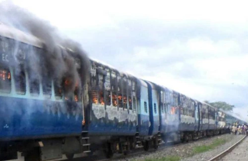 Tàu hỏa đâm vào đám đông, 37 người chết