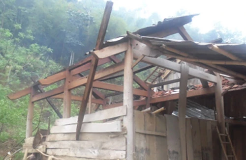 1 người chết, 60 ngôi nhà hư hỏng do lốc xoáy, mưa lớn