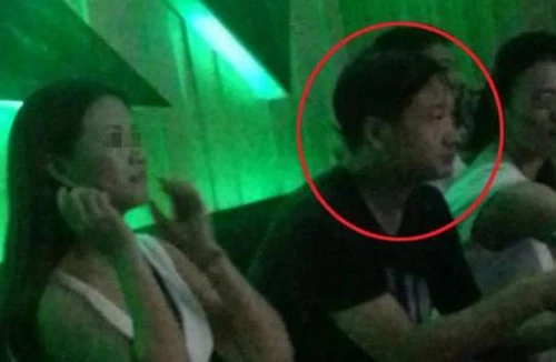 Mất chức vì tiệc tùng với gái gọi