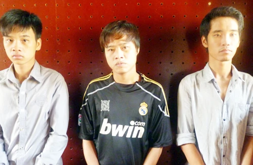 Ép người buôn rau quả nộp tiền bảo kê