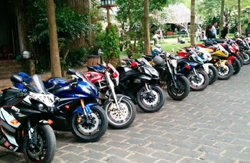 Chơi xe mô tô phân khối lớn tại Việt Nam: Lẫn lộn trắng đen