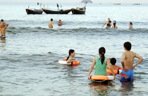 Trốn nắng dưới bóng đàn trời