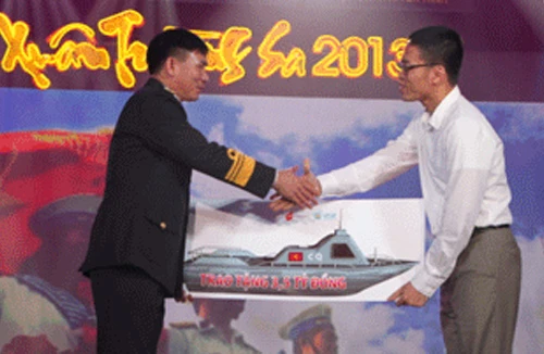 Tặng xuồng cứu hộ CQ cho Trường Sa