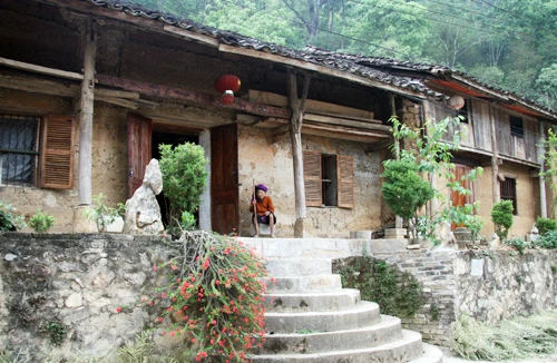 Sau Đường Lâm đến lượt phố cổ Đồng Văn “tố khổ”