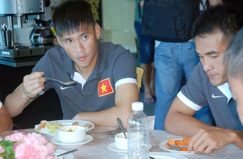 Tuyển thủ lo bị “bó chân, bó tay”