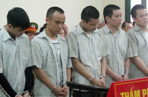 Nợ đòi chưa xong, kéo nhau vào trại