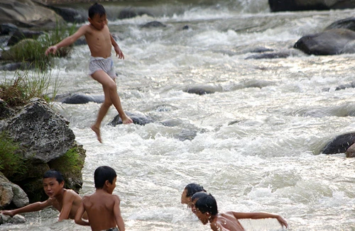 Tắm “suối say” ở Mường Lò