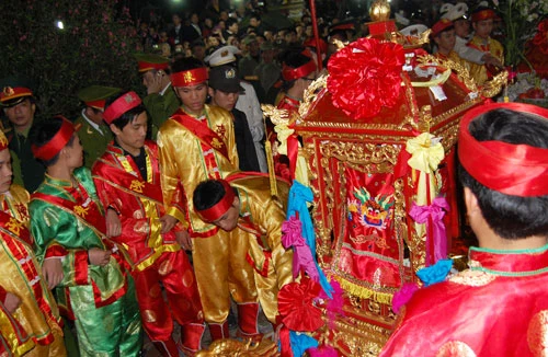 Ấn Đền Trần vừa phát đã hết - "phe ấn" lộng hành