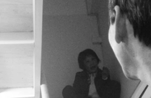 “Ngáo” đá lao vào nhà dân đòi tự sát 