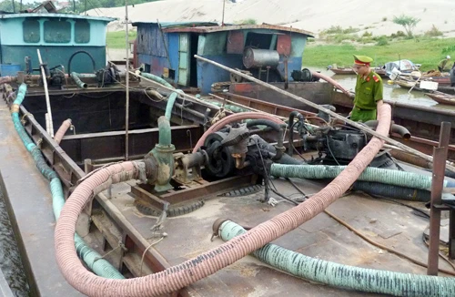 Tạm giữ hàng chục phương tiện của “sa tặc”