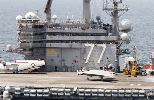 Máy bay không người lái hạ cánh xuống tàu sân bay