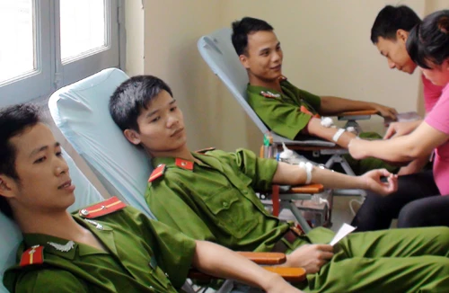 “Giọt máu nghĩa tình”