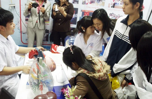 Nhân lực ngành Y tế: Khủng hoảng thừa và yếu